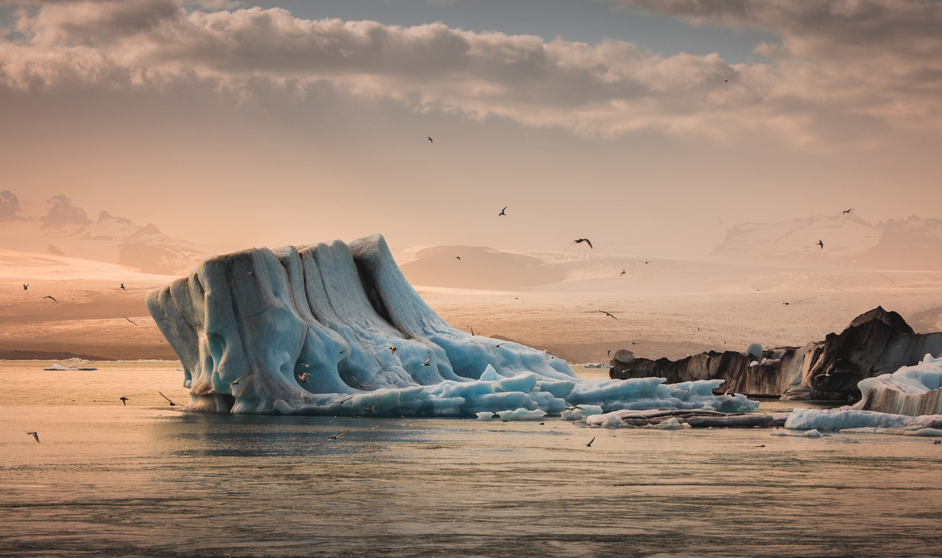 Eisberg in der Gletscherlagune im Süden Islands bei Sonnenuntergang